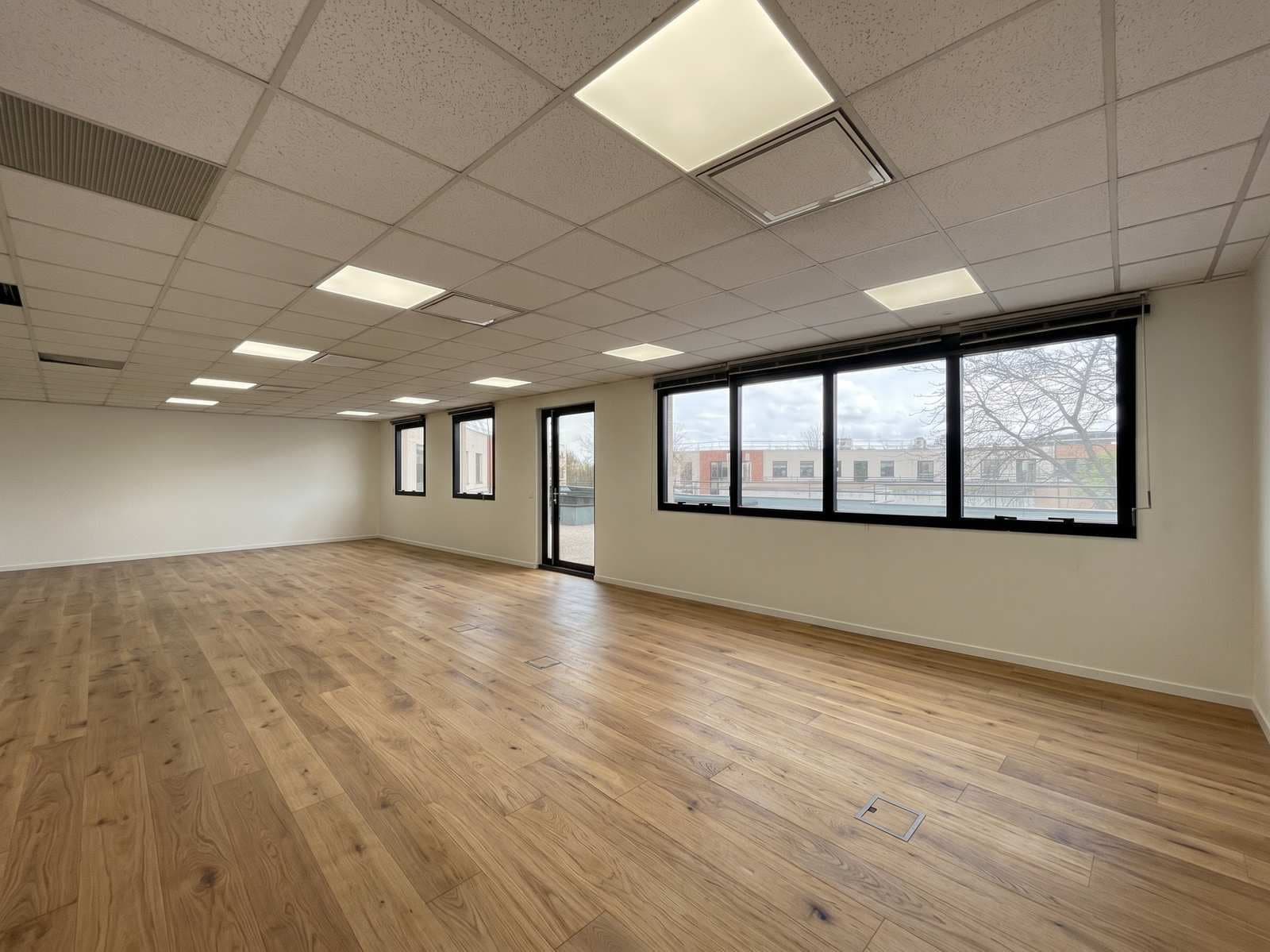 Massy (91300) — Bureaux Rénovés avec Terrasse Privative (Lot 15) — photo 3