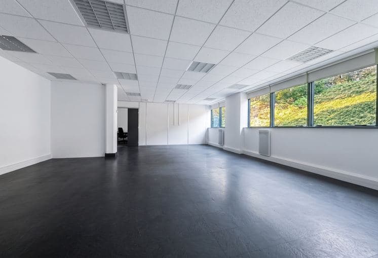 Les Ulis (91940) — Bureaux Rez-de-jardin 206 m² (Possibilité ERP) — photo 2